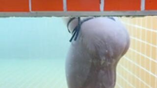 Kiss Alessandra's tight booty