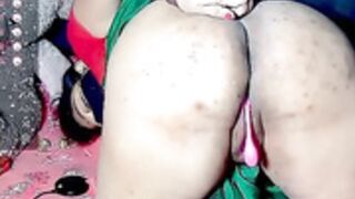 Desi women rubbing her pussy in publicly
