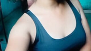 Gatinha linda  abrindo a boca