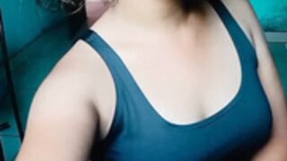 Gatinha linda  abrindo a boca