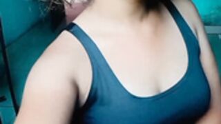 Gatinha linda  abrindo a boca