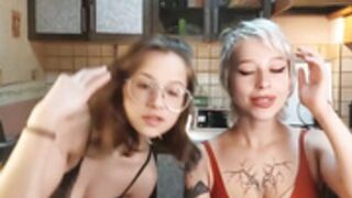 mekyy_no_neko 19.5.2023 gets her armpits lick by friend