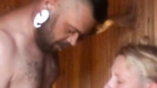 Svensk tatuerad amatör sex i sauna
