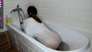 Donnahunters naked in her bath