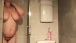 Magnifique grosse eh_leau elo prend sa douche