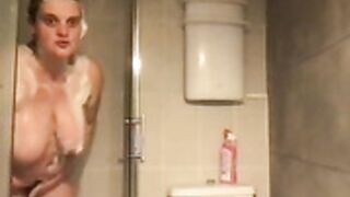 Magnifique grosse eh_leau elo prend sa douche