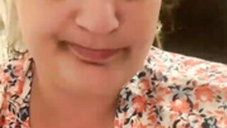 Elo_69 bourée montre ses gros seins