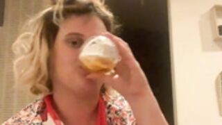 Elo_69 bourée montre ses gros seins