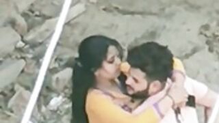 desi lovers caught having fun outside