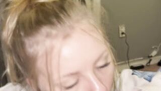 Rubia chupa pija