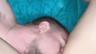 Кукод полирует киску перед вхождением большого члена