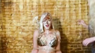 Messy Jessie Pies her friend