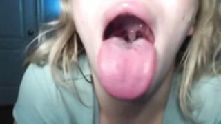 SHOWS HER SLUTTY MOUTH AND BEGS FOR FACIAL