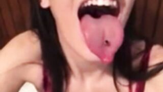 OG TONGUE QUEEN SHOWS HER SLUTTY MOUTH
