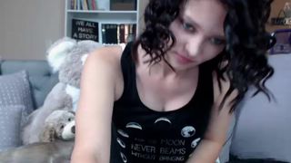 rileyraine420 eating and playing