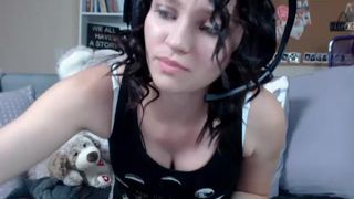 rileyraine420 eating and playing