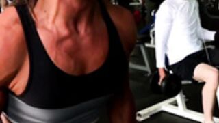 MUSCLE GIRL POPPING OUT THE VEINS TRAINING AND GRUNTING
