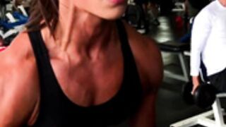 MUSCLE GIRL POPPING OUT THE VEINS TRAINING AND GRUNTING