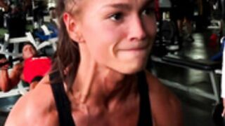 MUSCLE GIRL POPPING OUT THE VEINS TRAINING AND GRUNTING