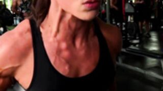 MUSCLE GIRL POPPING OUT THE VEINS TRAINING AND GRUNTING