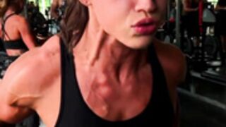 MUSCLE GIRL POPPING OUT THE VEINS TRAINING AND GRUNTING