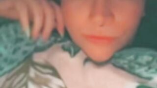 Babyp3ach flashing in bed