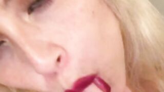 B4bysg chupando dildo