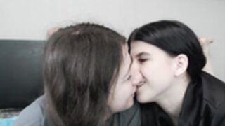 sexy_b0rsch kisses girl tease