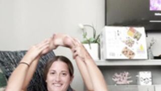 Bendy girl taste her creamy hairy pussy