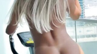 Fit hotwife workout muscle girl gets sweaty