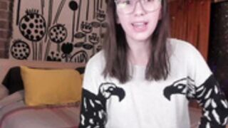 Daydreamur_gurl shows her ass