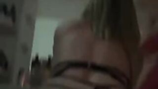 abru pode sitting on some d