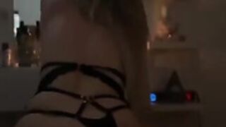 abru pode sitting on some d