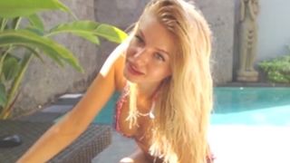 MFC Alywow on Bali, cumshow in hotelroom