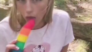 Svenska Alicia leker med Dildo i skogen.