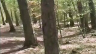 Svenska Alicia leker med Dildo i skogen.