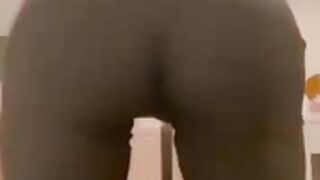 Alejamadness quitándose los pantalones y el tanga