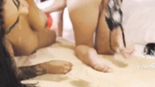 Karolrosado - lesbian kissing