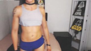 girl_fit flexing biceps