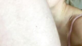 Loirinha recebendo leite na boca