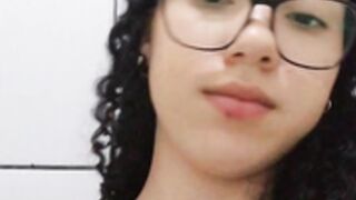 Amiga caliente en el baño