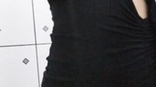 Amiga caliente en el baño