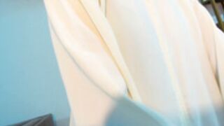 ehotlovea squirts in her hands again