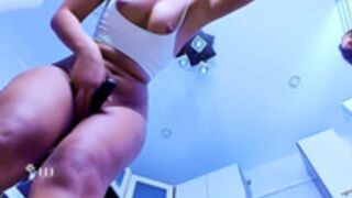 mari__anna fucks her friend in the ass, vag is busy