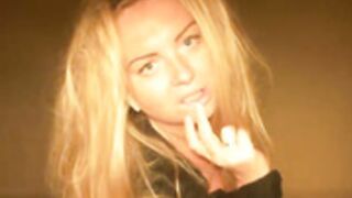 Paranienormalni moving her boobs