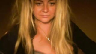 Paranienormalni moving her boobs