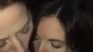 dos argentinas mirando partido