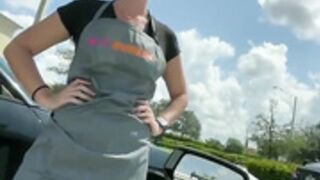 Camarera folla con cliente