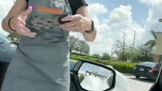 Camarera folla con cliente