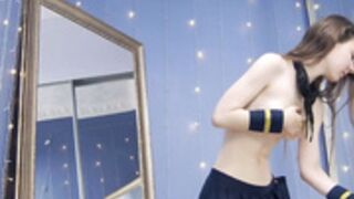 Kriskras__ teasing handbra